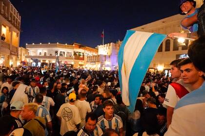 Banderazo argentino en Souq Waqif, Doha: los hinchas buscan entradas para la final