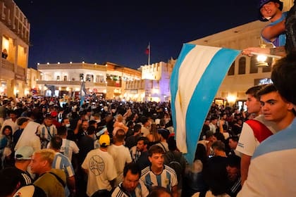 Banderazo argentino en Souq Waqif, Doha: los hinchas buscan entradas para la final