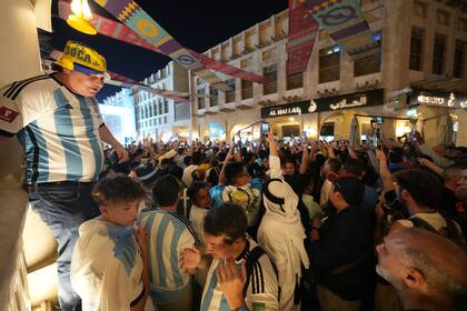 Banderazo argentino este viernes en el centro de Doha, en la previa del encuentro de octavos de final frente a Australia