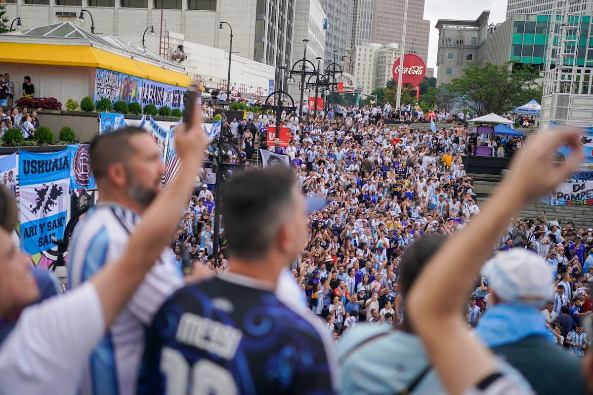 Banderazo de hinchas argentinos en la previa al partido ante Inglaterra en Atlanta