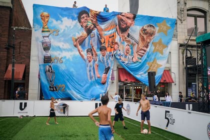 Banderazo de hinchas argentinos en la previa al partido ante Inglaterra en Atlanta