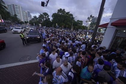 Banderazo de hinchas argentinos en la previa al partido ante Cabo Verde en Miami