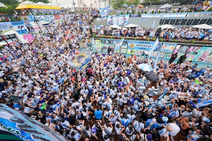 Banderazo de hinchas argentinos en la previa al partido ante Inglaterra en Atlanta