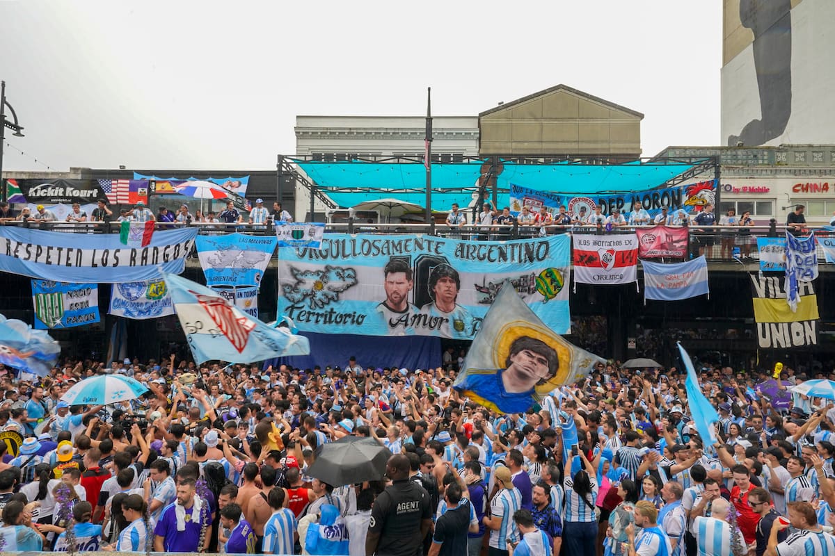 Banderazo de hinchas argentinos en la previa al partido ante Inglaterra en Atlanta