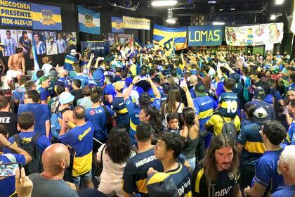 Banderazo de hinchas de Boca en Barcelona