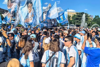 Banderazo de hinchas de la selección argentina en Mill Creek Park, en el centro de Kansas City