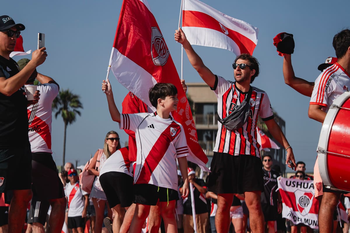 Banderazo de hinchas de River en Los Angeles, durante el último mundial de clubes