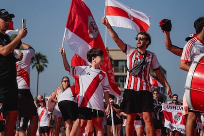 Banderazo de hinchas de River en Los Angeles, durante el último mundial de clubes