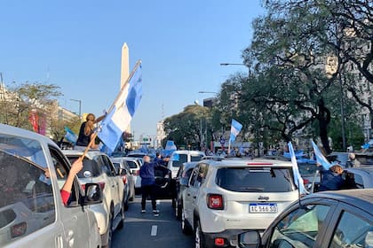 En la 9 de Julio el banderazo se producía desde los autos, para evitar los contagios, como en las veredas
