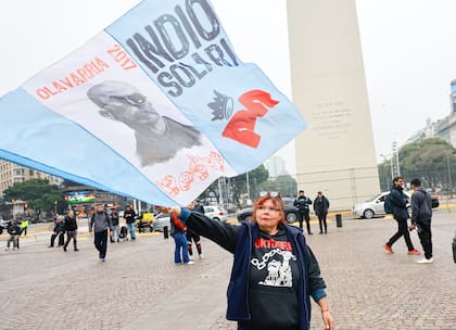 Banderazo y encuentro en le Obelisco, a la espera del inicio del velorio