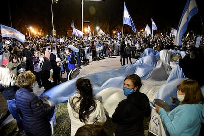 La protesta se escuchó en distintos puntos del país; en Avellaneda, Santa Fe, hubo un banderazo contra la expropiación