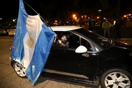 La gente se movilizó con banderas para apoyar a la empresa