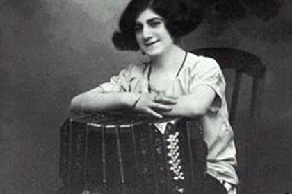 Bandonenista, compositora y directora, fue un baluarte femenino dentro del tango en la década de 1920; Osvaldo Pugliese debutó como pianista en su orquesta
