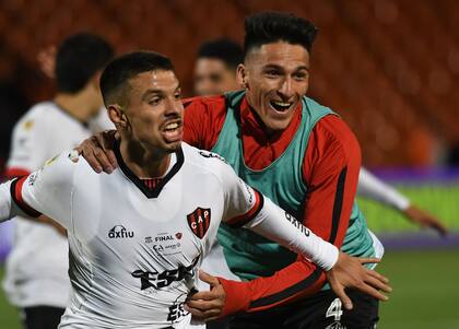 Banega celebra su gol, que vale un título, el más importante en la historia de Patronato