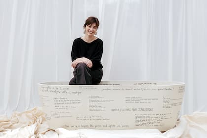 Bañera "poesía", intervenida con poemas de Cecilia Pavón.