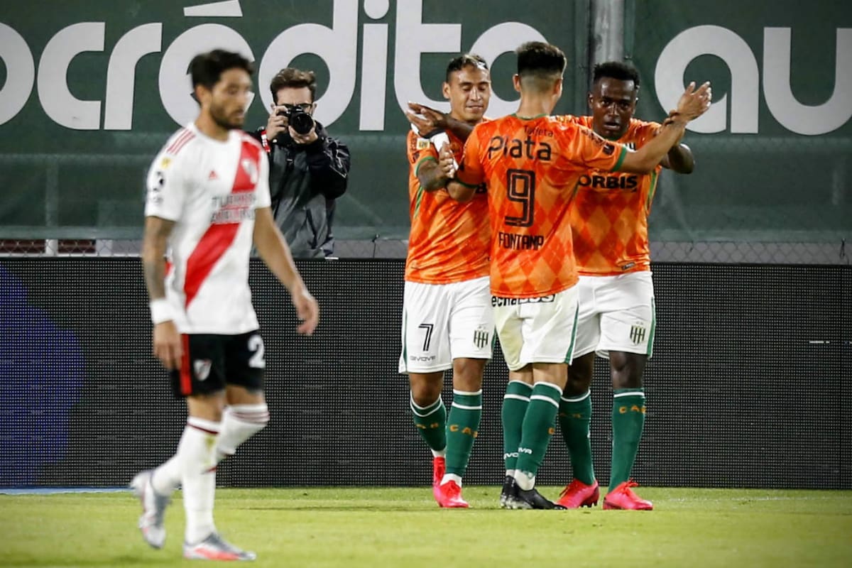 Banfield lo sorprendió a River y lo golpeó donde más la duele: pelota parada y contragolpe