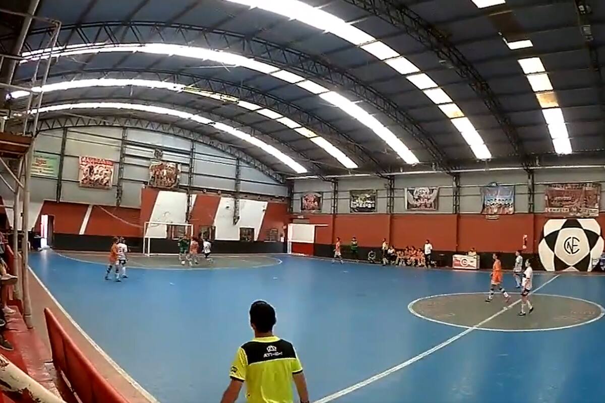 Banfield se hizo cuatro goles en contra ante Gimnasia y desató un escándalo en el futsal femenino.