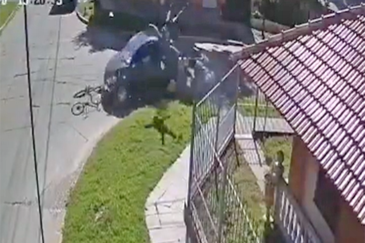 Banfield: un ciclista está grave luego de que un automovilista lo atropellara a toda velocidad y huyera sin asistirlo