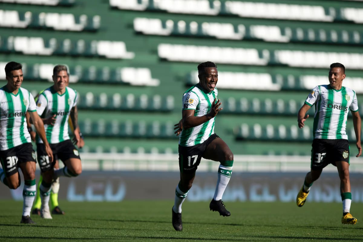 Banfield vs Godoy Cruz. Mauricio Cuero festeja el primer gol de Banfield