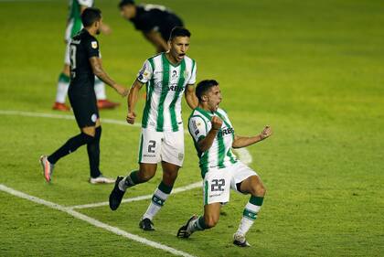 Festeja Juan Álvarez, autor del 4-1; se acerca Maldonado a saludarlo