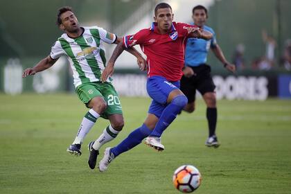 Banfield y Nacional, en un choque intenso