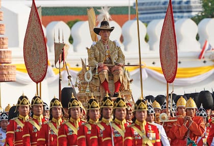 BANGKOK, TAILANDIA - 2019/05/05: El rey de Tailandia Maha Vajiralongkorn Bodindradebayavarangkun (Rama X) es llevado en un palanquín dorado durante la procesión de coronación en tierra para rodear la ciudad y dar a la gente la oportunidad de asistir y rendir homenaje a su nuevo Rey . (Foto de Chaiwat Subprasom/SOPA Images/LightRocket vía Getty Images)