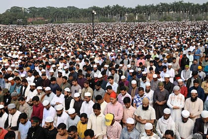 Bangladesh llora a activista caído mientras aumentan tensiones antes de elecciones