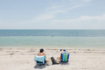 Bañistas en Key Biscayne Beach, en Key Biscayne, Florida, el 18 de julio de 2023