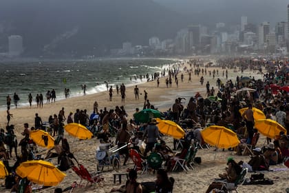 Bañistas en la playa de Ipanema en Río de Janeiro en mayo de 2025. Durante años, Rusia utilizó a Brasil como plataforma de lanzamiento para sus oficiales de inteligencia de élite, conocidos como ilegales. (Dado Galdieri/The New York Times)