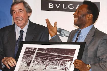 Banks y Pelé, juntos en una conferencia en Londres en 2004; ambos muestran la enorme salvada del inglés en México 70, donde Brasil fue campeón