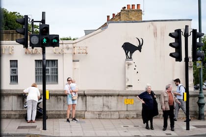 Banksy confirmó la autoría de una nueva obra de arte en la pared de un edificio de Richmond, al suroeste de Londres