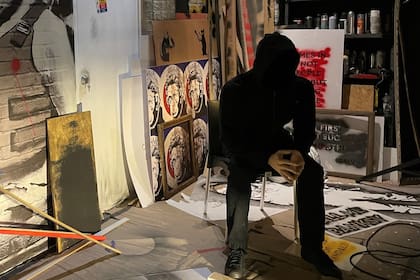 Banksy en su taller tal como se ven en el documental "Exit through the Gift Shop" exhibido en La Rural