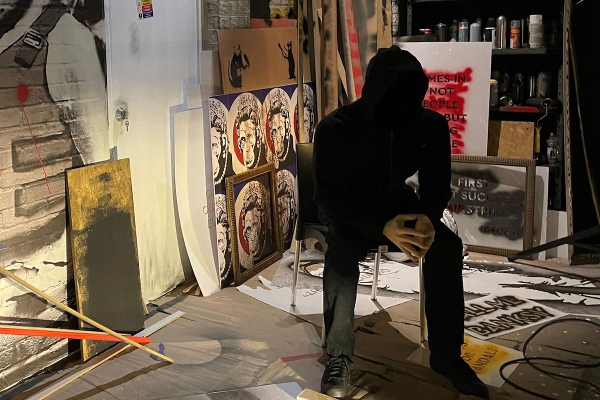 Banksy y su taller tal como se ven en el documental Exit Through the Gift Shop, recreados en la muestra de La Rural
