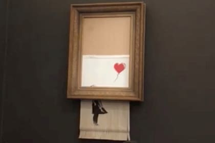 La obra "Niña con Globo", del furtivo artista callejero Banksy, se autodestruyó momentos después de ser vendida por 1,04 millones de libras (1,4 millones de dólares)