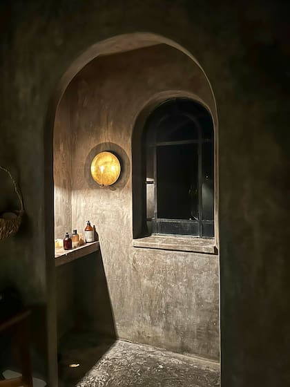 Baño con revestimiento en microcemento pigmentado