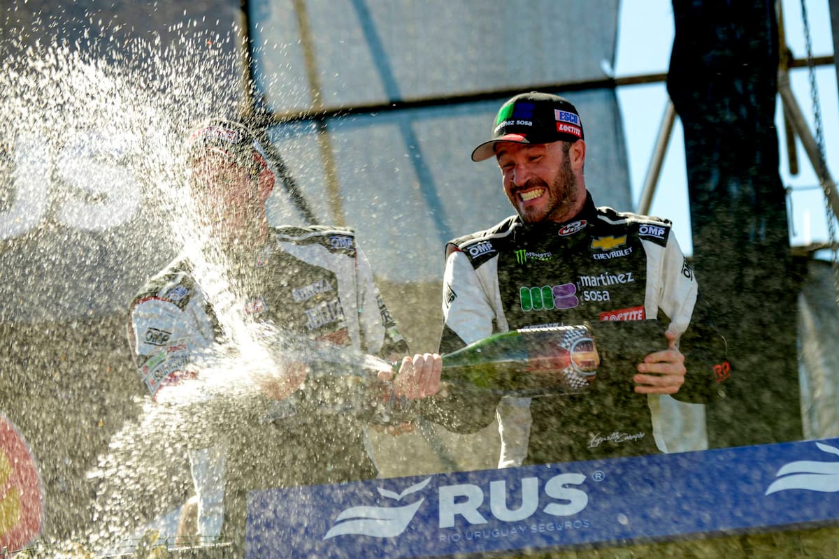 Baño de champagne: Agustín Canapino celebra la victoria en Concepción del Uruguay; con su Chevrolet de Turismo Carretera, el arrecifeño cortó una racha de 16 carreras sin triunfos.