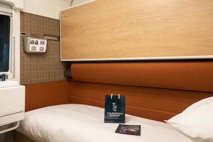 Baño privado, ducha y lavabo con artículos de tocador incluidos en las cabinas VIP