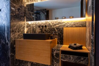 Baño revestido en granito Amadeus, con terminación Leather. Desarrollado por marmolería Giannetta en el espacio de Adriana Randazzo.
