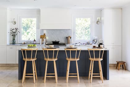 Banquetas (Caro Prieto Interiors). Las torres a los costados de la mesada amplían el espacio de guardado