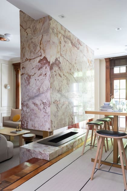 Banquetas de madera con asiento tapizado y barra (todo de Mesopotamia) con tapa de Neolith (Polimar).