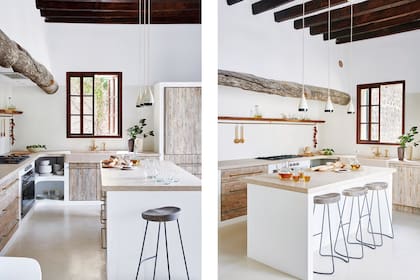 Banquetas de madera y metal (Restoration Hardware) y fila de lámparas ‘Gota’ (Senaia Studio), el mismo modelo del comedor, pero engamado con los tonos de este ambiente.