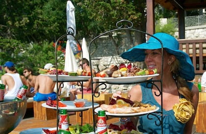 Banquete de mar en la playa Hula Hula de Hvar.