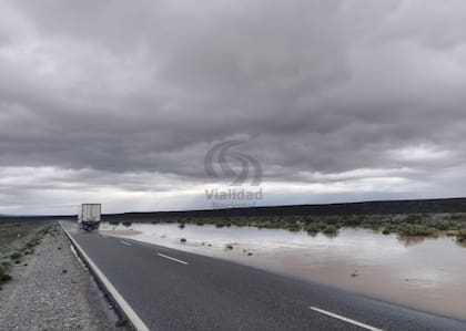Banquinas anegadas en la ruta 237 a la altura de Piedra del Águila