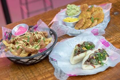 Baos y otros platos veganos en el fast food plant based Lado V