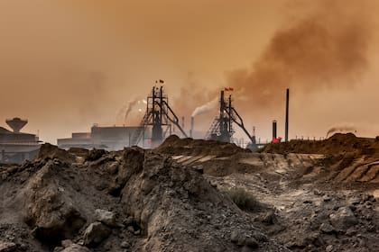 Baotou, una ciudad ocre de la provincia de Mongolia Interior, se transformó en una fuente de contaminación cada vez más grave por las minas que extraen los nuevos metales preciosos