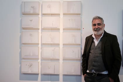 Emilio Xarrier, gerente general del Malba, junto a la obra de Adeline Thibaud que compró para su colección personal