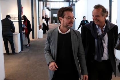 Enrique Avogadro, ministro de Cultura de la Ciudad de Buenos Aires, recorrió la feria con Diego Costa Peuser, presidente de BAphoto