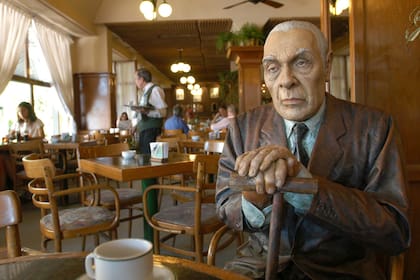 La típica confitería La Biela del distinguido Barrio Recoleta colocó en el año 2004, una escultura del mítico escritor Jorge Luis Borges, en la que solía ser su mesa favorita, frente a la entrada del establecimiento