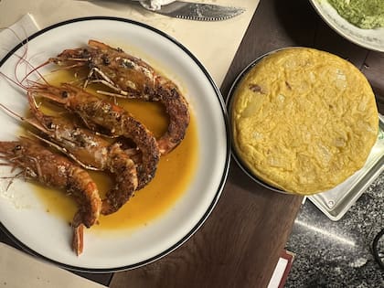 Bar Mercedes y un menú entre argentino y español: langostinos con su fumet y tortilla
