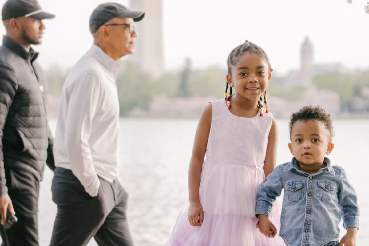 Barack Obama apareció en una foto familiar mientras paseaba por el Tidal Basin durante el Festival Nacional de los Cerezos